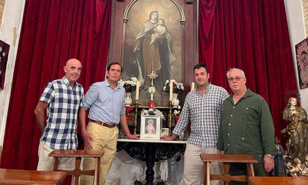 La Hermandad de la Macarena entrega a la Capilla de Plaza Real un cuadro de la Virgen de la Esperanza