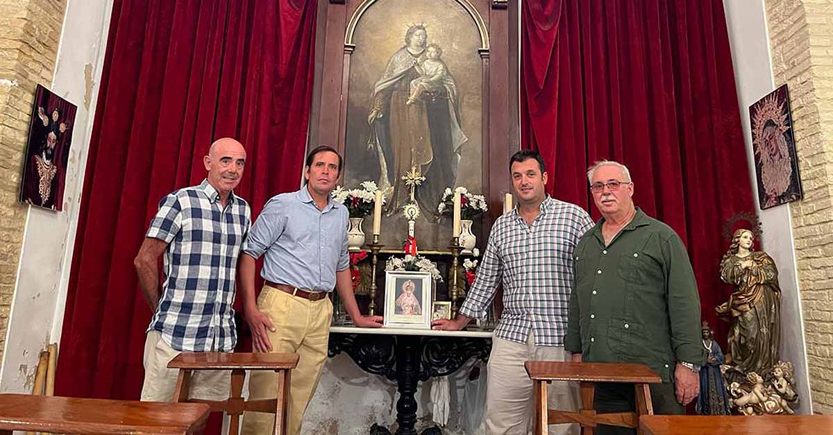 La Hermandad de la Macarena entrega a la Capilla de Plaza Real un cuadro de la Virgen de la Esperanza