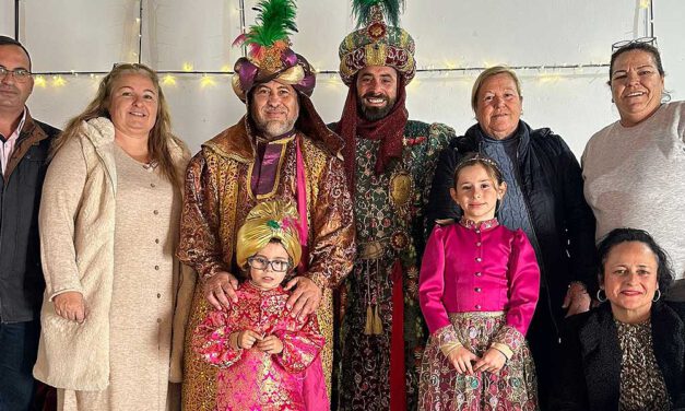 El Cartero Real visita el Poblado de Doña Blanca dentro de su extenso recorrido por El Puerto