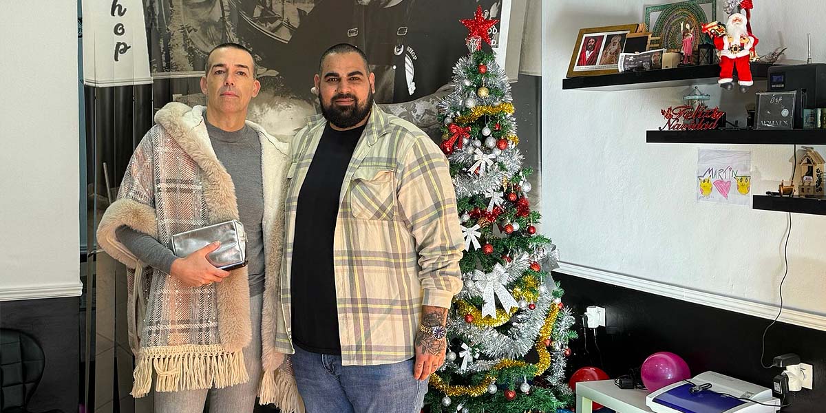 Calleja visita al peluquero Alejandro Martín, a quien agradece la iniciativa de encarnar al Cartero Real