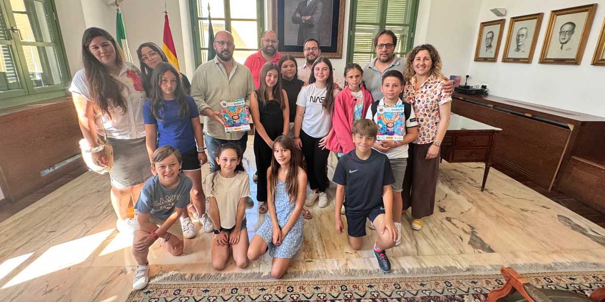 Beardo felicita al CEIP Castillo de Doña Blanca por la edición de la revista "Sueños VI", dedicada a "La mujer y el mar"
