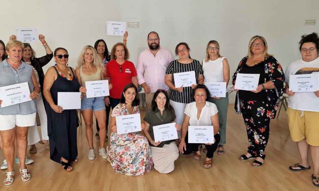 El curso "Customiza tu ropa" se clausura con una creativa exposición de los trabajos realizados por las 20 alumnas