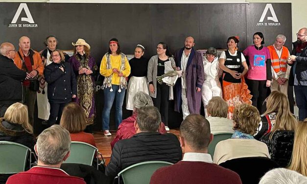 Vecinos de Valdelagrana muestran sobre el escenario los conceptos aprendidos en los talleres teatrales