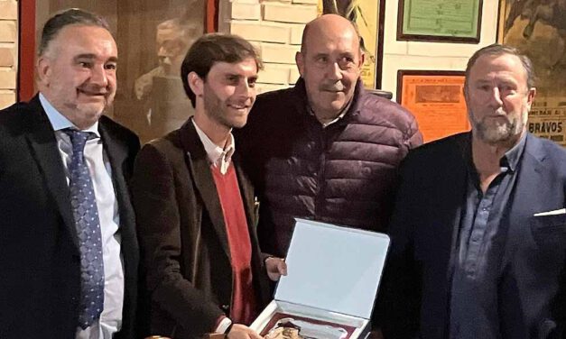 El concejal de Plaza de Toros, Carmelo Navarro, asiste a la tertulia del Club Taurino El Rabo protagonizada por Tico Juan de Zoilo