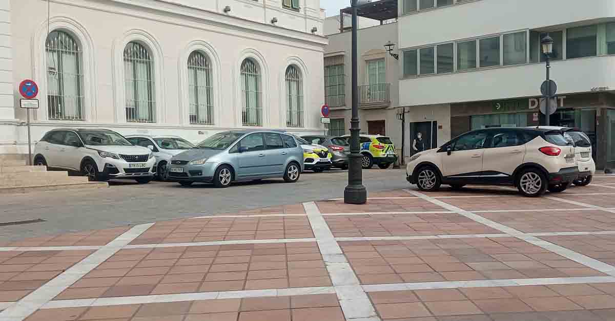 El PSOE denuncia que el gobierno local ha convertido la Plaza Peral en un "parking exclusivo"