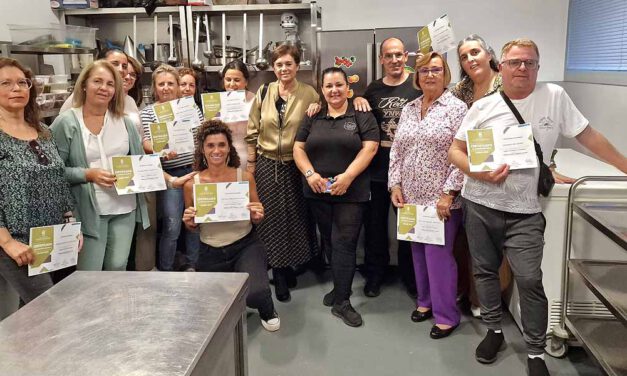 Los quince alumnos del curso "La cocina de la abuela" reciben sus diplomas de aprovechamiento