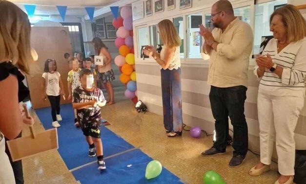 Los alumnos del CEIP Cristóbal Colón disfrutan de una entrada al cole "de cine"