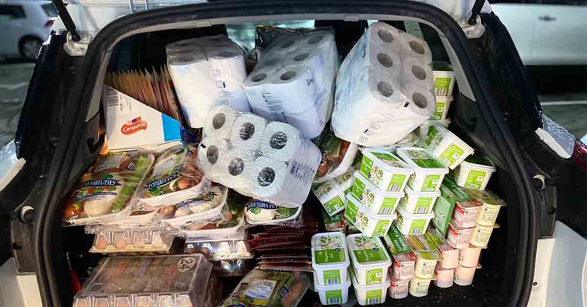 "L@s Invisibles" continúa con su campaña de recogida y entrega de alimentos a las familias más golpeadas por la crisis