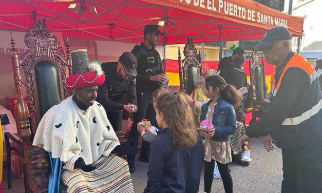Los Reyes Magos visitan a los niños portuenses en la Comisaría de la Policía Nacional