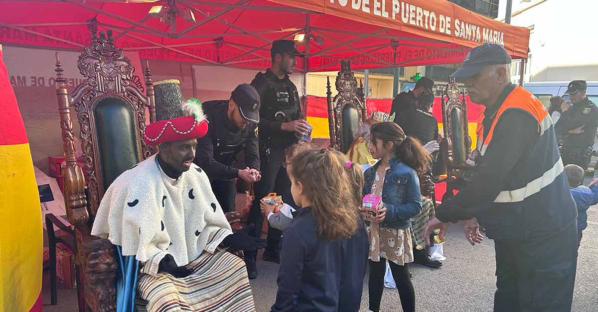 Los Reyes Magos visitan a los niños portuenses en la Comisaría de la Policía Nacional