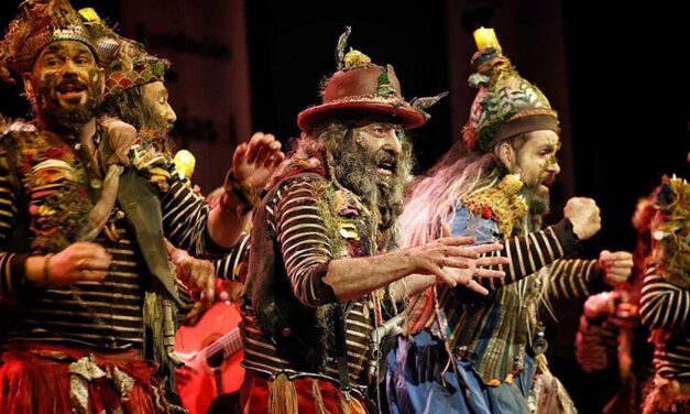 La comparsa de Martínez Ares "La Ciudad Invisible" actúa este martes en el Monasterio de la Victoria