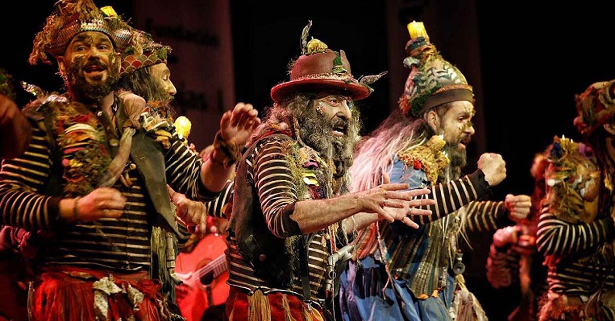 La comparsa de Martínez Ares "La Ciudad Invisible" actúa este martes en el Monasterio de la Victoria