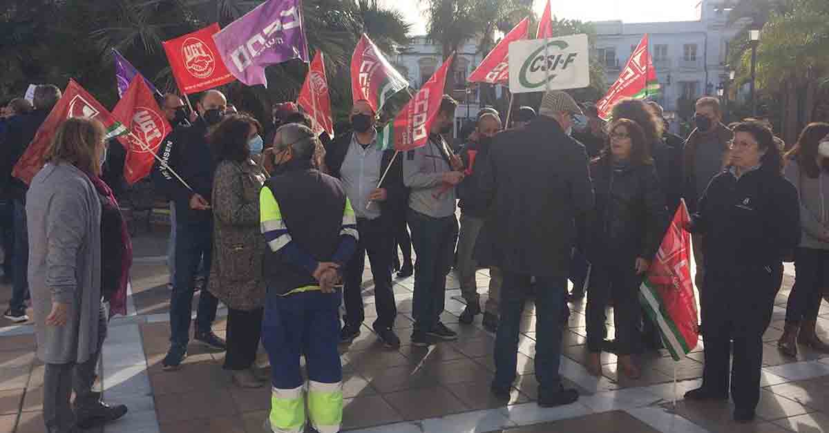 Concentración de la plantilla municipal a las puertas del Ayuntamiento
