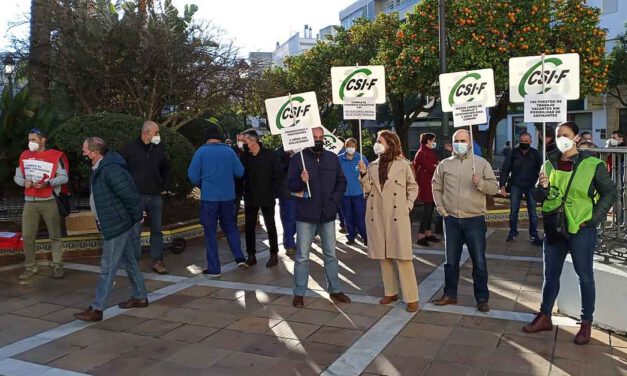 Trabajadores municipales se concentran para reclamar el pago de los atrasos