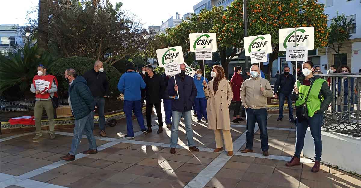 Trabajadores municipales se concentran para reclamar el pago de los atrasos