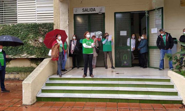 Concentración de docentes ante el IES Mar de Cádiz en defensa de la educación pública