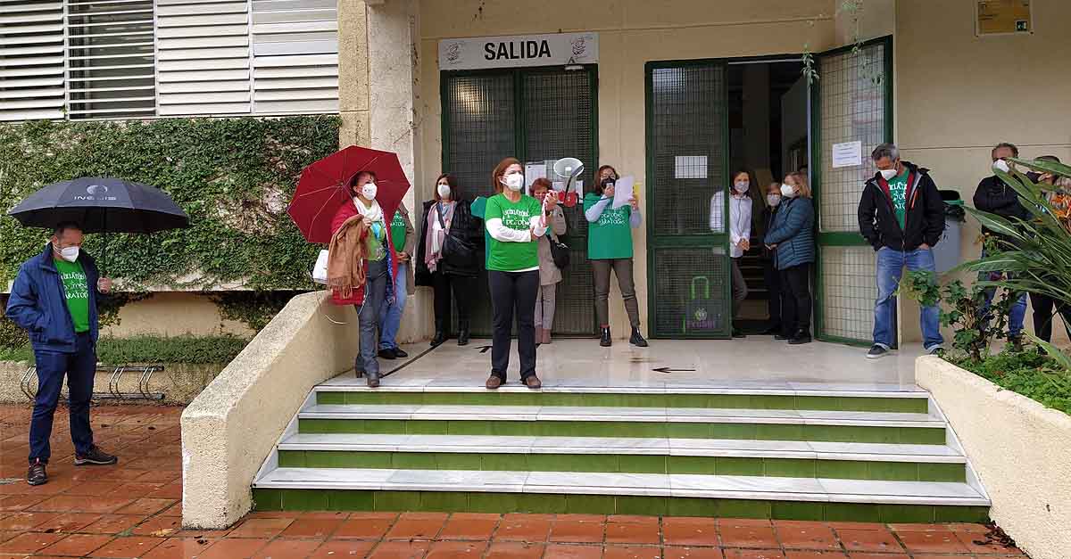 Concentración de docentes ante el IES Mar de Cádiz en defensa de la educación pública