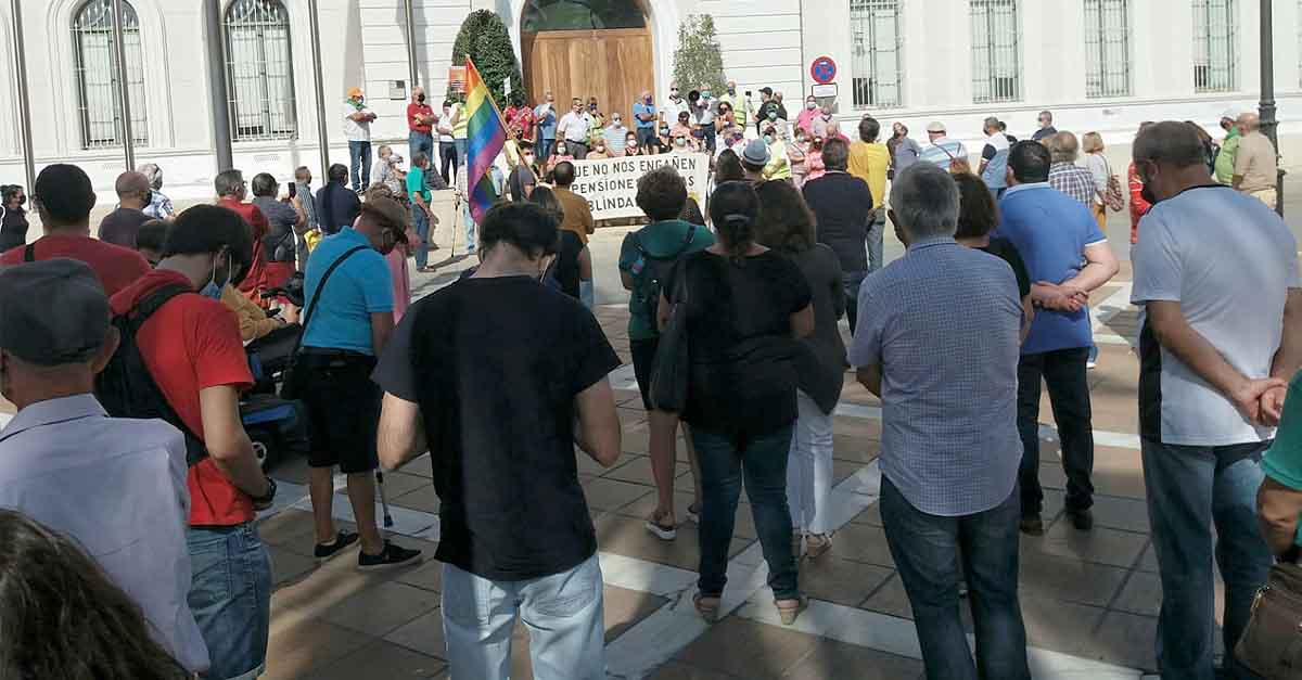 Pensionistas y colectivos se manifiestan por unas "pensiones dignas"
