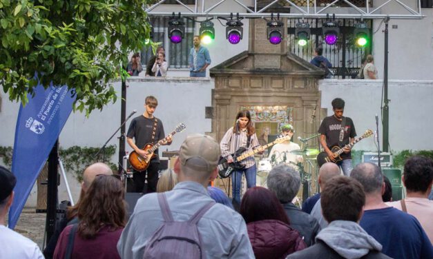 Destroyers y Loco Jones llenaron la Plaza Colón de su Rock Joven
