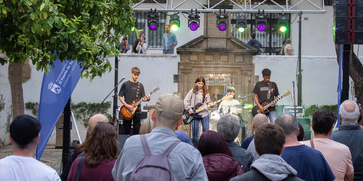 Destroyers y Loco Jones llenaron la Plaza Colón de su Rock Joven