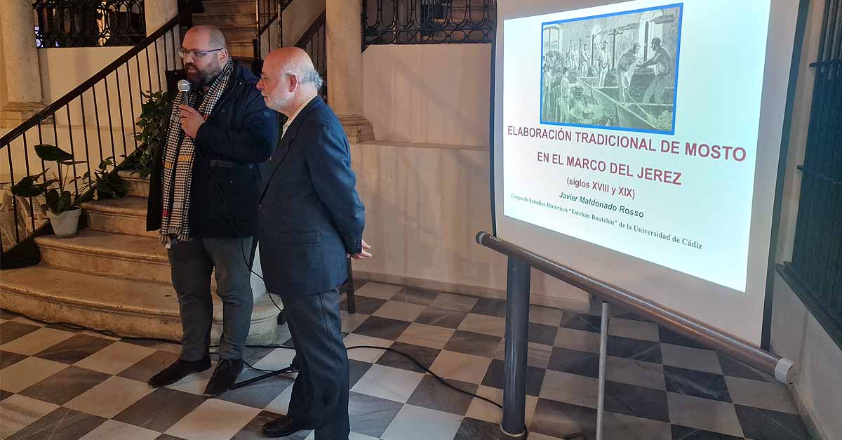 Maldonado desvela los secretos de la elaboración tradicional del mosto en el marco de las “Conferencias Populares”