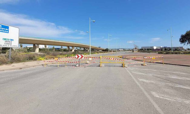 Corte de tráfico por hundimiento de un pozo de saneamiento en el polígono de Las Salinas