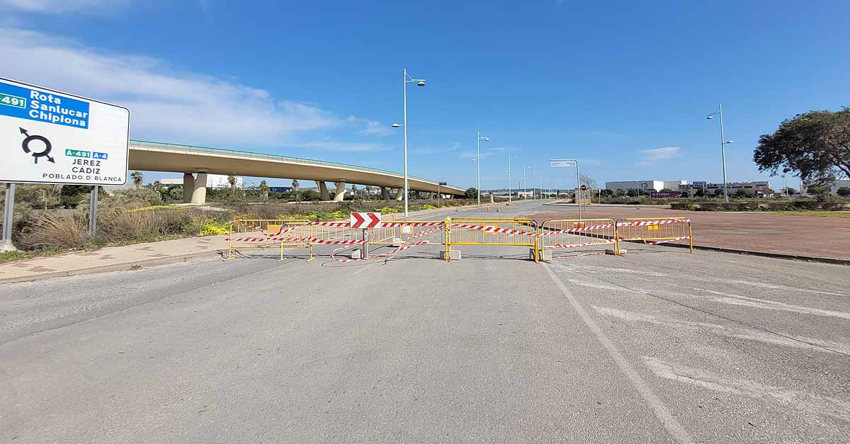 Corte de tráfico por hundimiento de un pozo de saneamiento en el polígono de Las Salinas