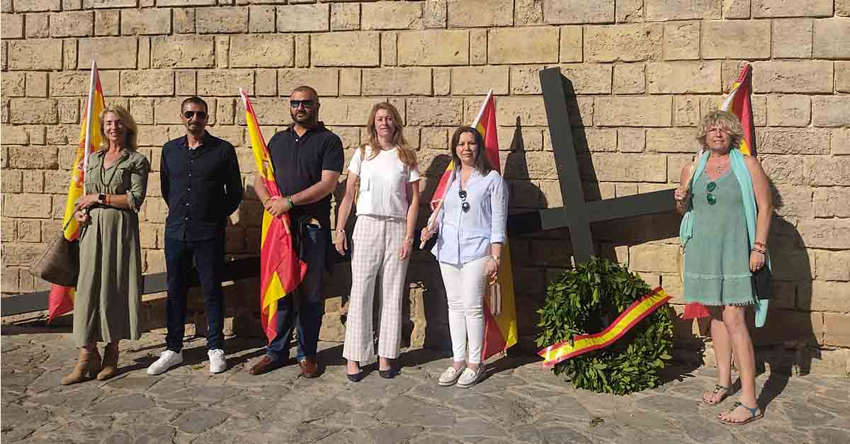 Vox participa en el alzamiento de la Cruz cristiana en la Sierra de San Cristóbal