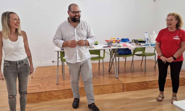 El curso "Customiza tu ropa" fomenta la creatividad enseñando a dar nueva vida al fondo de armario