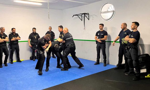 Unos 50 policías locales de El Puerto reciben un novedoso curso de 'Técnicas de Autoprotección e Intervención Policial'