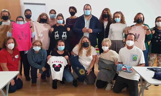 Clausurado este sábado en el Centro Cívico el curso “Customiza tu ropa”