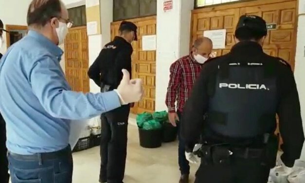 Cáritas reparte comida con apoyo de la Policía Nacional y el párroco Antonio Durán