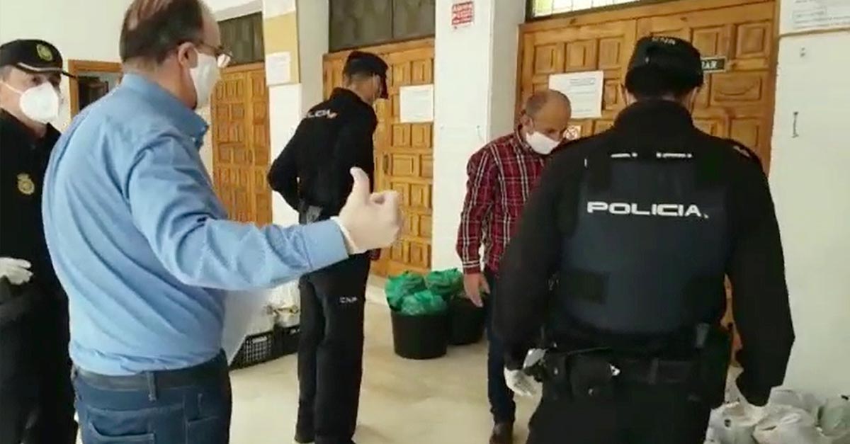 Cáritas reparte comida con apoyo de la Policía Nacional y el párroco Antonio Durán