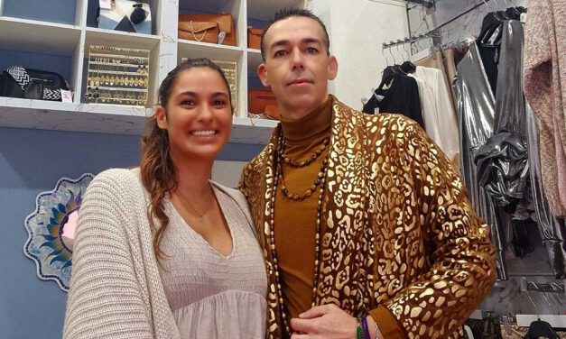 Calleja felicita a Rocío Torres por la apertura de "Nuely", una tienda de ropa y complementos para mujer