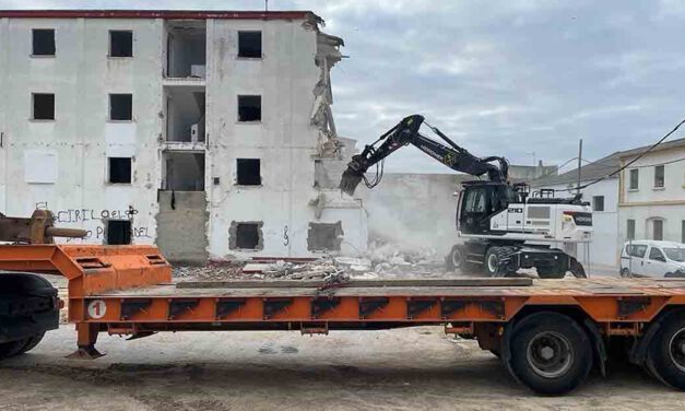 Comienza la demolición del último bloque de la barriada de José Antonio