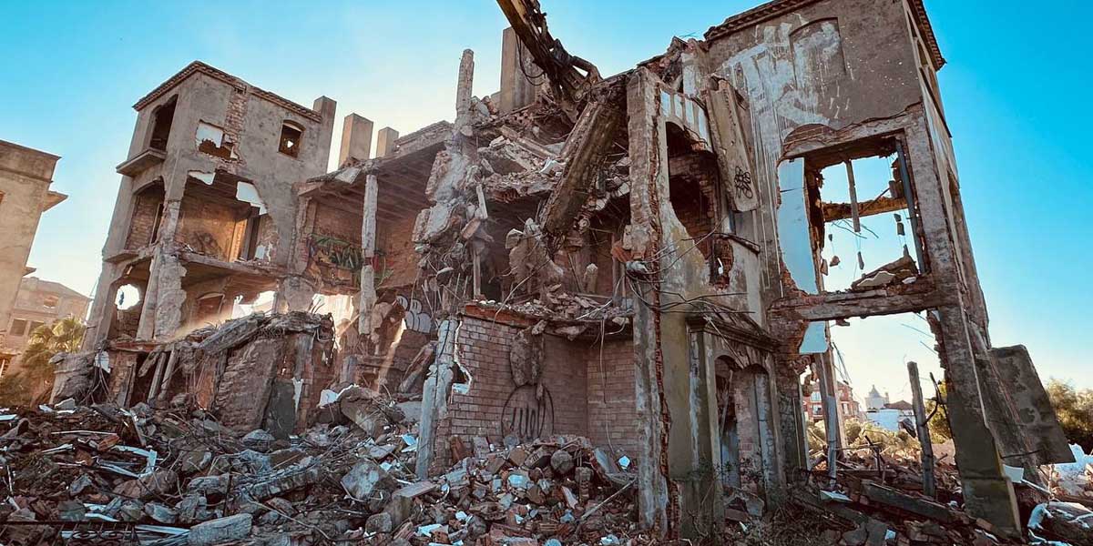 Comienza el derribo de los edificios que quedaron a medio construir en Puerto Sherry