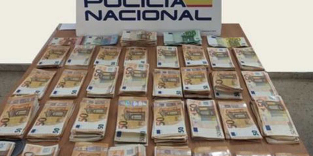 La Policía Nacional detiene a dos individuos por su presunta participación en el robo en un domicilio de El Puerto