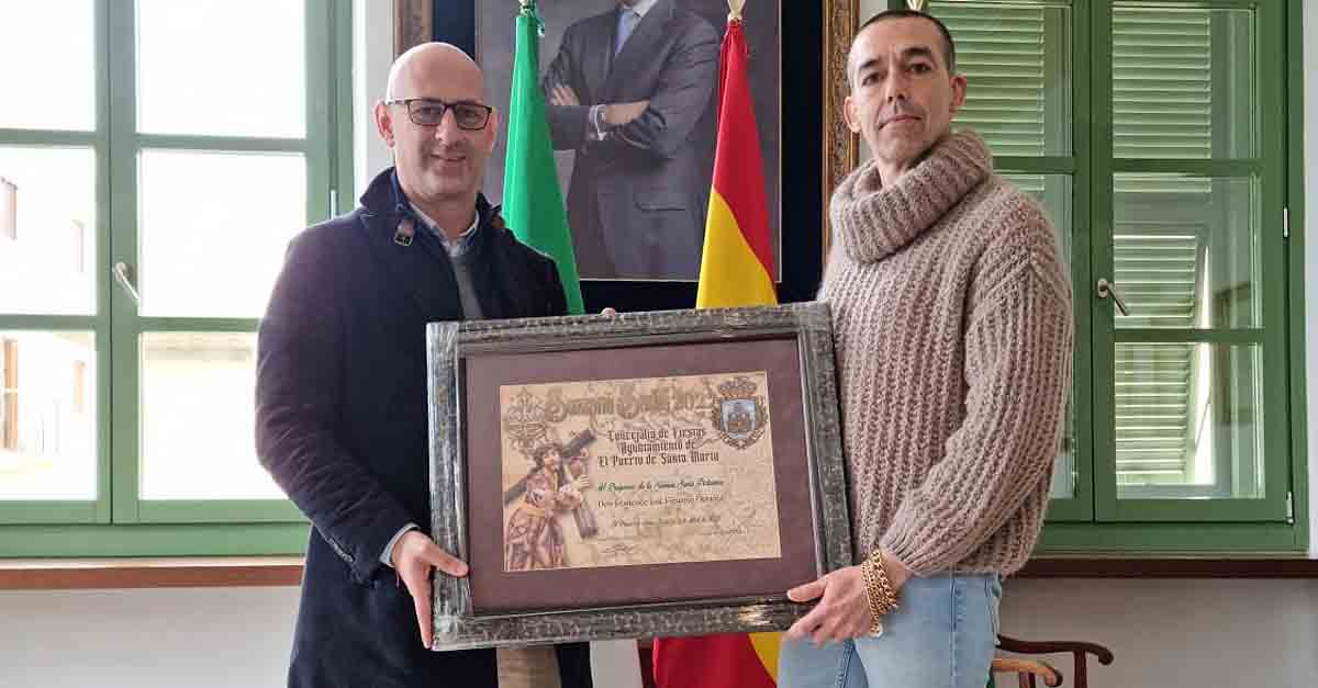 Calleja entrega a Francisco José Figuereo el diploma conmemorativo de su Pregón de Semana Santa