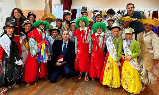 Calleja acompaña desde el Falla a la comparsa portuense 'Los discípulos' en la Semifinal Infantil del COAC