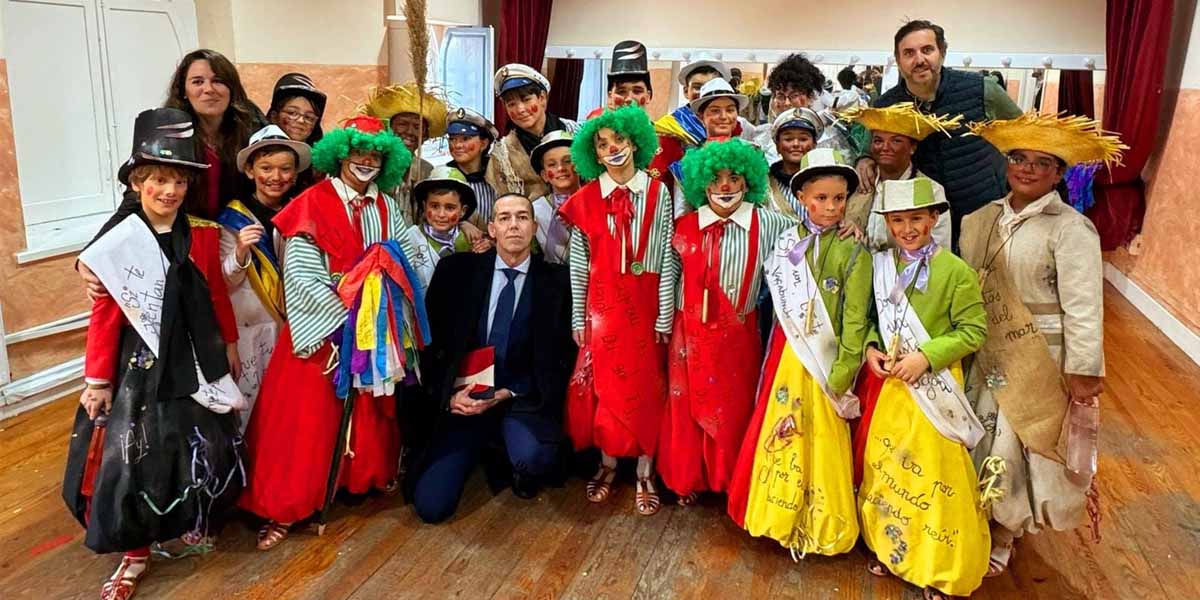 Calleja acompaña desde el Falla a la comparsa portuense 'Los discípulos' en la Semifinal Infantil del COAC