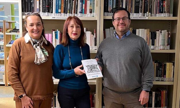 La escritora Sofía González dona a la Biblioteca Pública Rafael Esteban Poullet un ejemplar de su novela "Si a vuestra voluntad yo soy de cera"