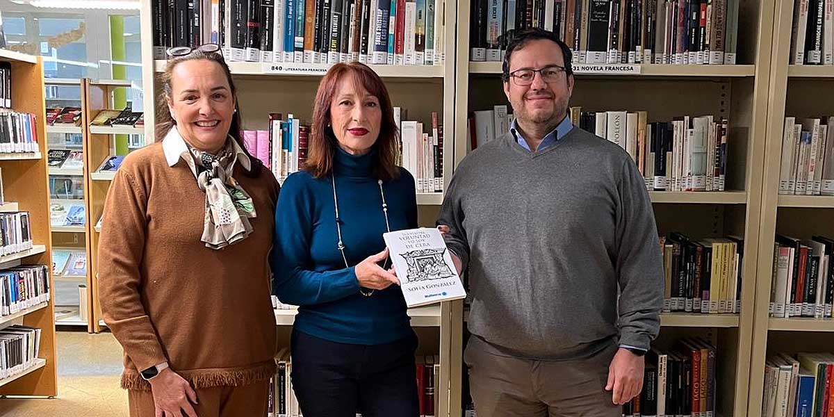 La escritora Sofía González dona a la Biblioteca Pública Rafael Esteban Poullet un ejemplar de su novela "Si a vuestra voluntad yo soy de cera"