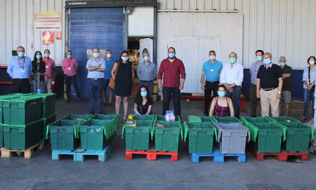 "El Puerto Solidario de Primera" entrega a Cáritas los alimentos recaudados
