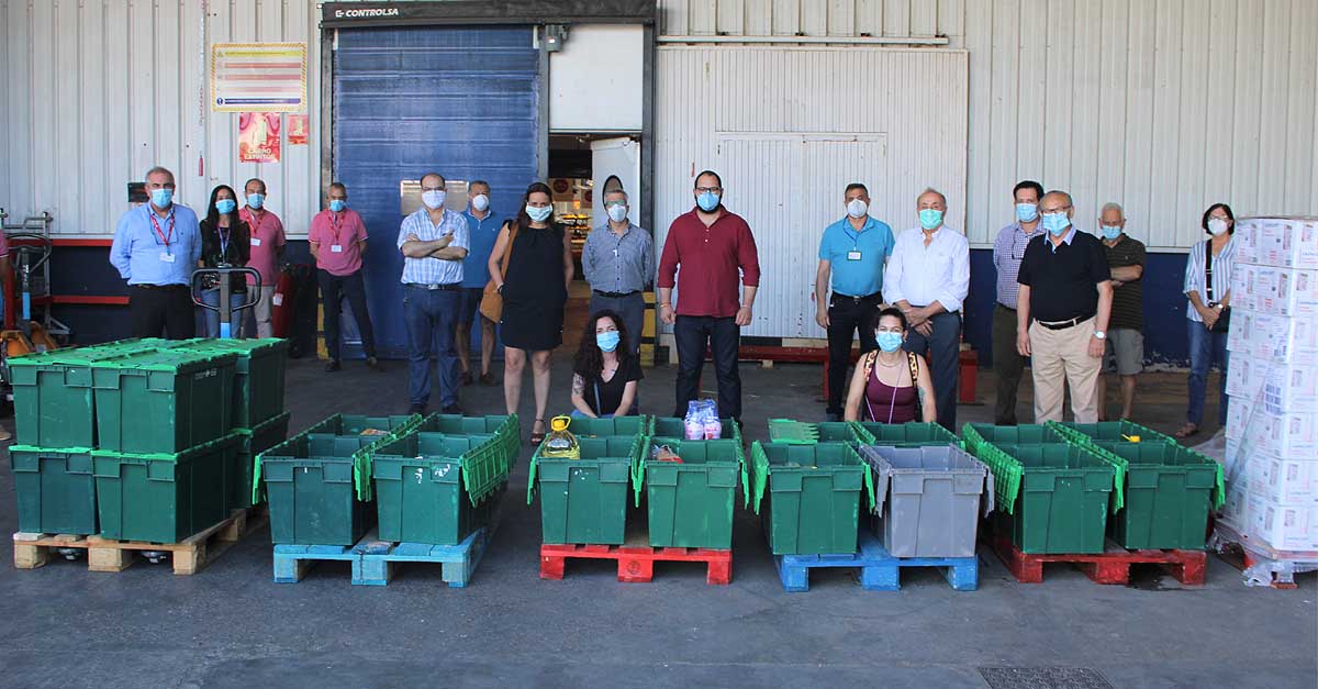 "El Puerto Solidario de Primera" entrega a Cáritas los alimentos recaudados