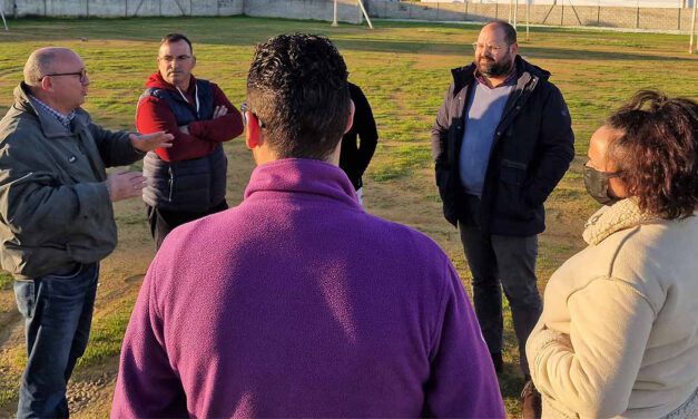 Ayuntamiento y AAVV trabajarán para poner en valor el campo de fútbol del Poblado de Doña Blanca