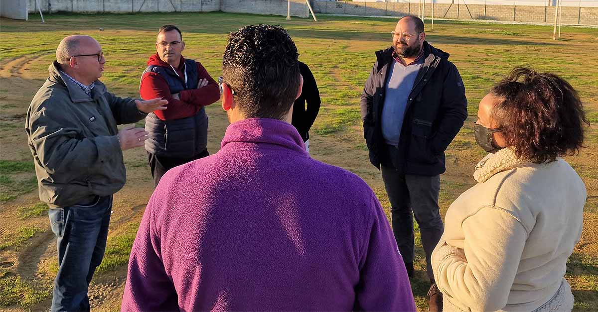 Ayuntamiento y AAVV trabajarán para poner en valor el campo de fútbol del Poblado de Doña Blanca