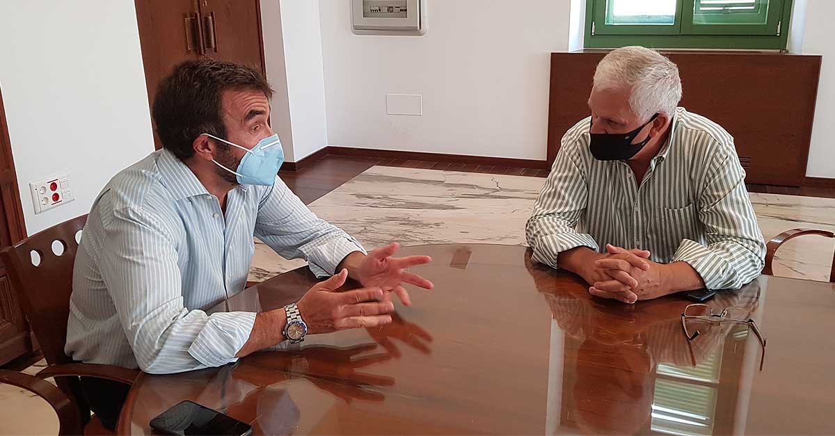 Alegre se reúne con Acoval para plantear el futuro del servicio de autobuses