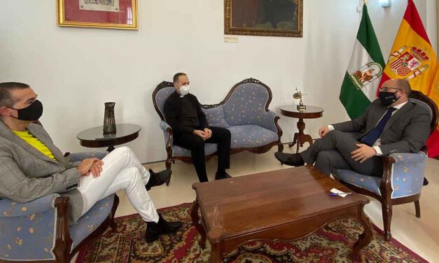 Germán Beardo recibe al nuevo párroco de la Basílica Menor