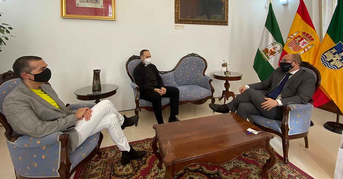 Germán Beardo recibe al nuevo párroco de la Basílica Menor