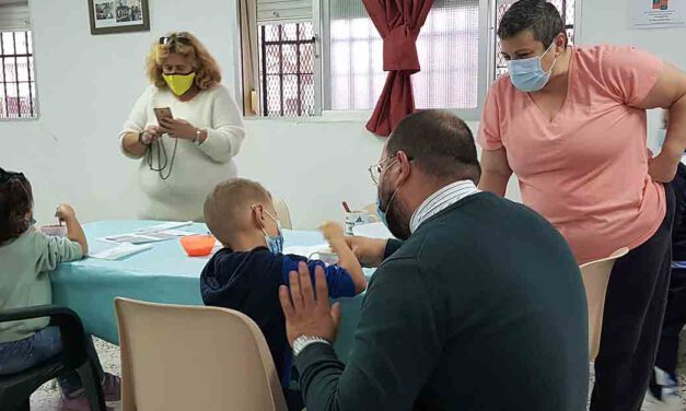 Niños y mayores disfrutan de un taller de postres caseros en la sede de la AAVV Sudamérica
